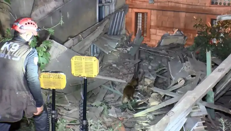İstanbul'da Deprem Sonrası Hasar Gören Bina Çöktü: Neler Oluyor?