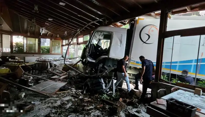 Freni Boşalan Kamyon, Restoranın Kapısından İçeri Girdi!