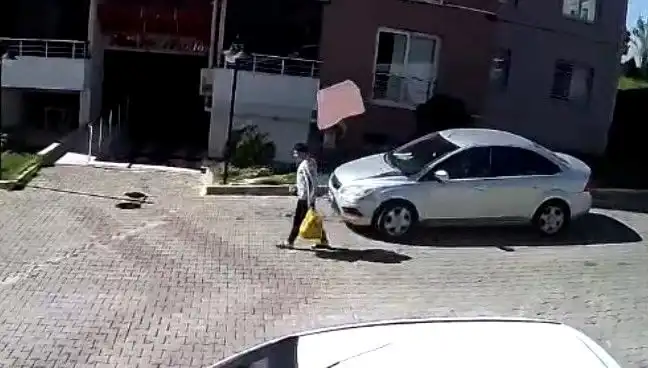 Çatısından Düşen Fayanstan Saniyelerle Kurtulan Genç Kadın Yaşadığı Korku Anını Anlattı