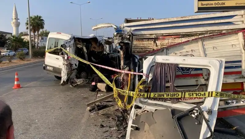 Mersin'de Tatil Yolunda Feci Kaza: İki Can Aldı, 10 Kişi Yaralı!