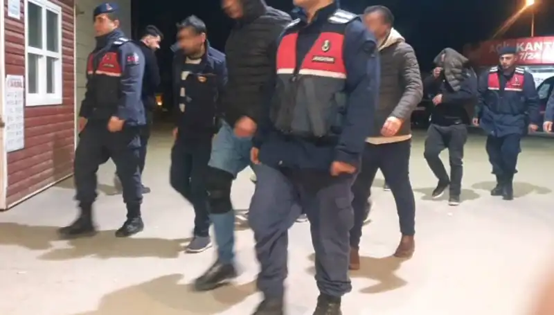 Bağ Evinde Yüzlerce Kişinin Uyuşturucu Partisine Baskın Yapıldı