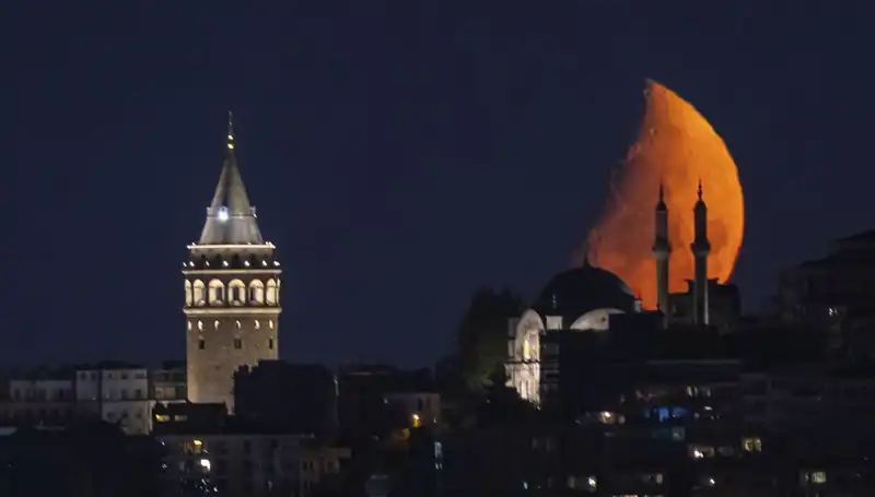 İstanbul’da Yarım Ay Manzarası Yıldızları Geri Planda Bıraktı
