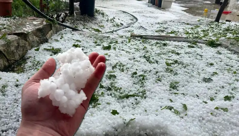 Haziran'da Beklenmedik Dolu Yağışı Her Yeri Beyaza Bürüdü