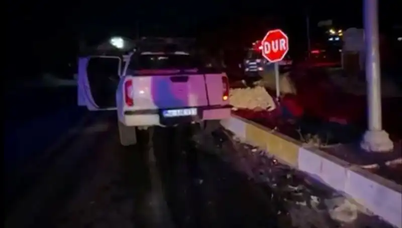 İzmir’deki Feci Kazada 7 Kişi Yaralandı: Kamyonet Ve Hafif Ticari Araç Çarpıştı