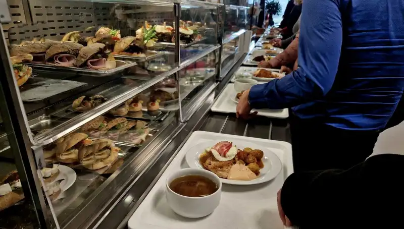 Endonezya'da Okulda Ücretsiz Yemek, 846 Öğrenciyi Zehirledi!