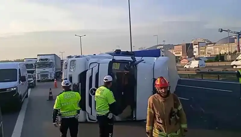 Pendik TEM Otoyolu’nda TIR Devrildi: İstanbul’a Giden Trafik Felç Oldu