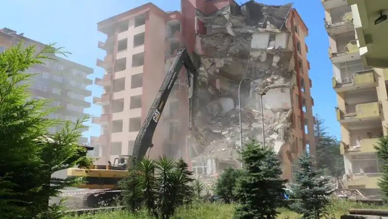 Dalgalar Deprem Korkusunu Unutturdu: İki Bina Yıkılmaya Başladı