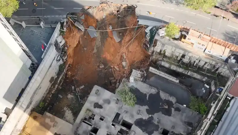 Sarıyer’de Yüzlerce Araç Yol Çökmesiyle Mahsur Kaldı: Olayın Ayrıntıları