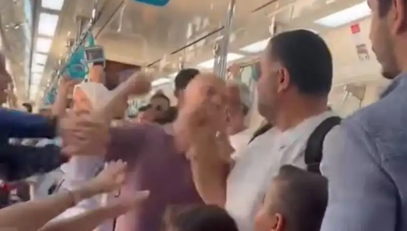 Marmaray'da Şoke Eden Yumruklu Kavga: Yolcular Gözlerine İnanamadı!