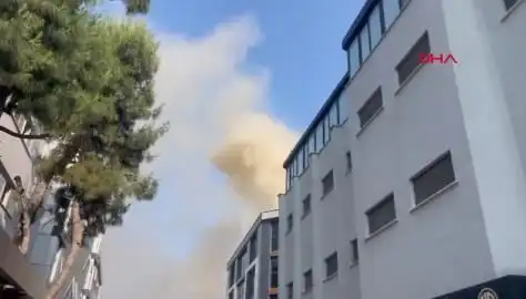 İstanbul'daki 4 Katlı İş Merkezinde Yangın: Ekipler Seferber Oldu