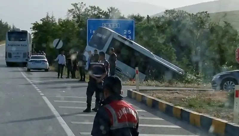 Isparta'da Büyük Kaza: Tur Otobüsüyle Yolcu Otobüsü Çarpıştı, Yaralılar Var