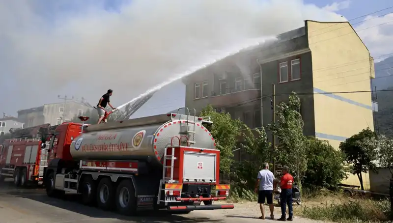 Çatı Katında Çıkan Yangın, Korku Dolu Anlar Yaşattı