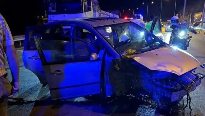 Bir Otomobil Bariyere Çarptı: Korkunç Kaza Sonrası Bir Ölü, Üç Yaralı