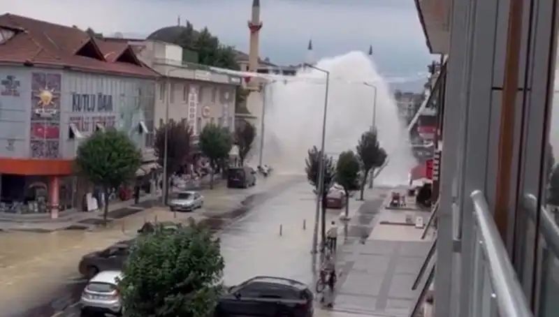 İçme Suyu Hattında Patlama: Şehir Merkezinde Su Fışkırdı!