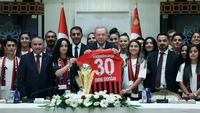 Cumhurbaşkanı Erdoğan, Yüksekovaspor Kadın Futbol Takımı'nı Kabul Etti: Sporun Gücü!