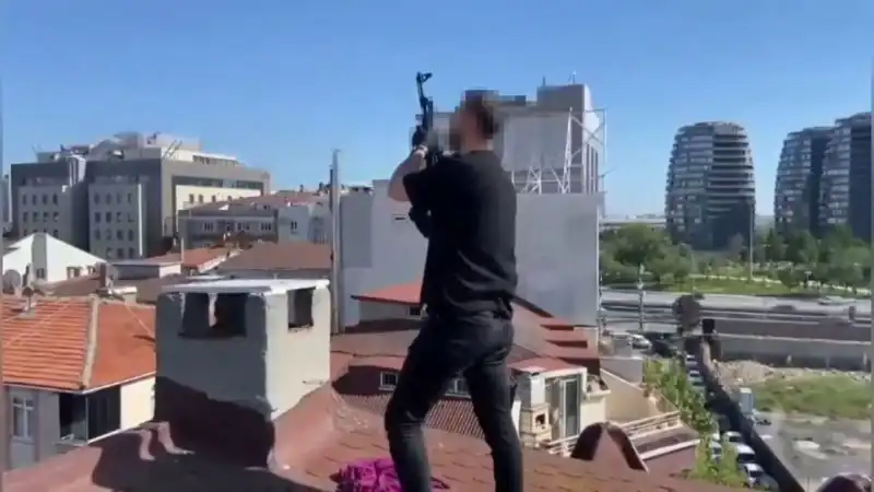 İstanbul'da Nefes Kesen Operasyon: Çatıda Yakalananlar Ve Bacadan Çıkan AK-47
