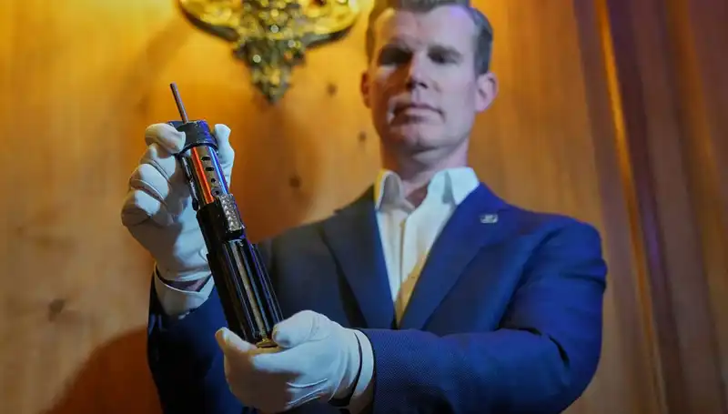 Darth Vader'ın İkonik Işın Kılıcı Rekor Fiyata Satıldı!