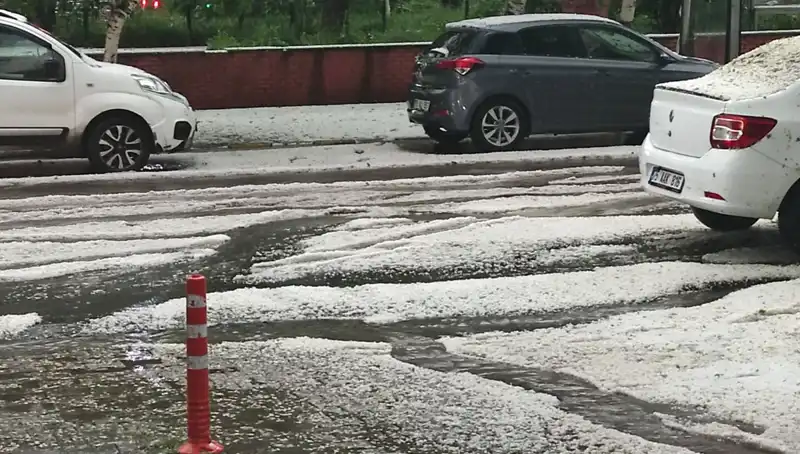 Ardahan'da Dolu Fırtınası: Şehir Kış Manzarasına Gömüldü