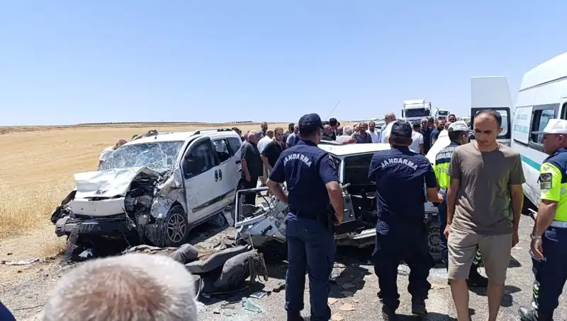 Dikkatsiz Sürüş Sonucu 4 Can Kaybı: Otomobil ile Hafif Ticari Araç Çarpıştı