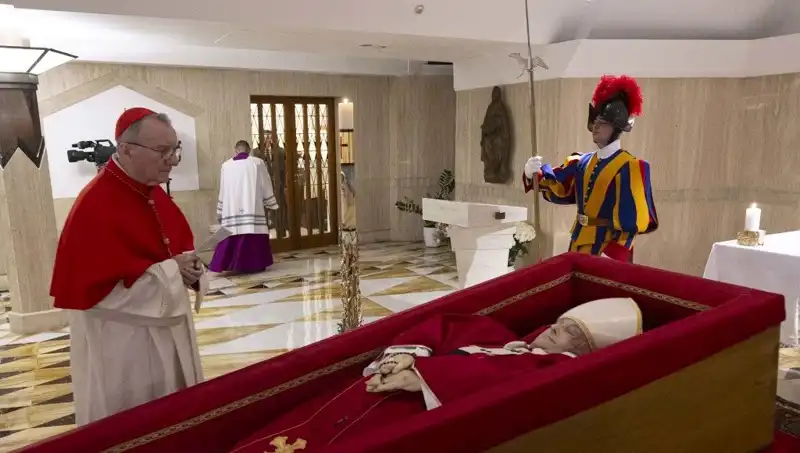 Papa'nın Tabutundaki Fotoğraflar: Kayıp ve Anılar