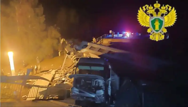 Rusya'da Köprü Faciası: Tren Üzerine Çöktü, Çok Sayıda Kurban Var