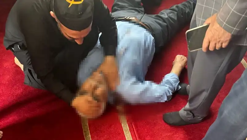 Camide Namaz Kılarken Bıçaklanan Adamın Dramı: Olayın Detayları ve Tepkiler