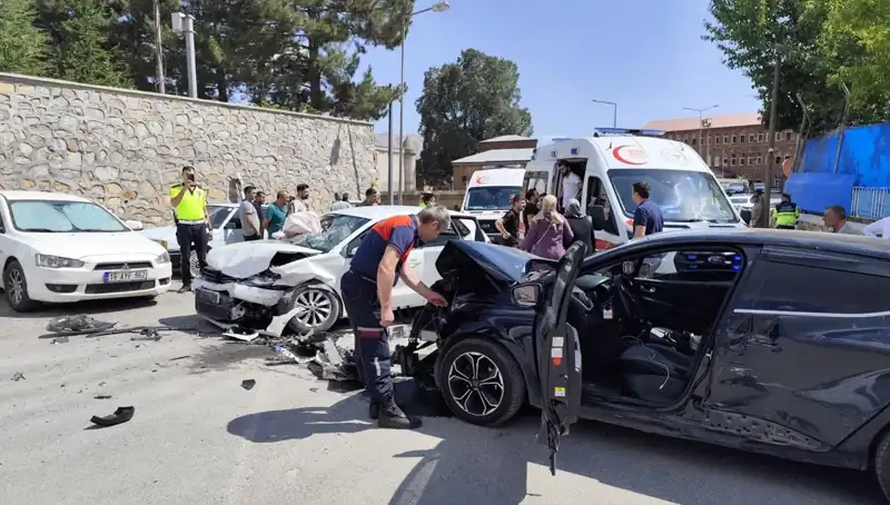 Bitlis'te Korkutan Trafik Kazası: 10 Yaralı