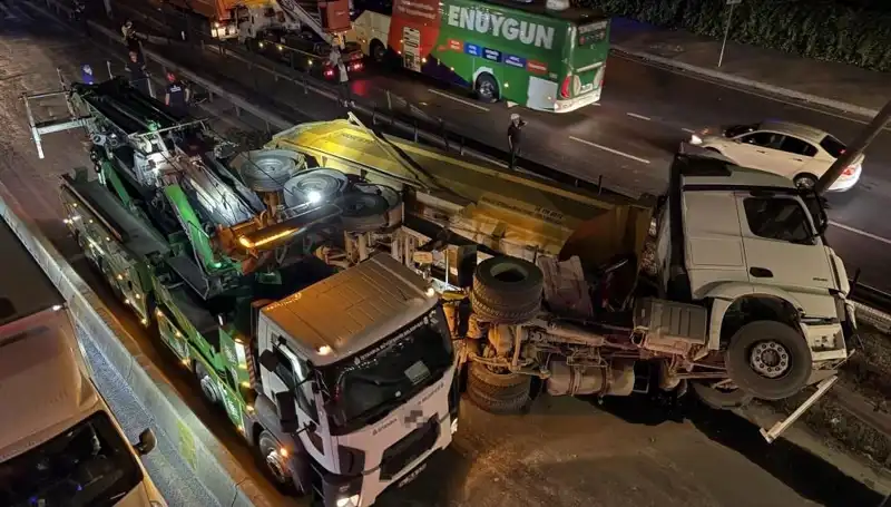 Moloz Yüklü Hafriyat Kamyonu Devrildi: Olay Yerinde Tedirginlik
