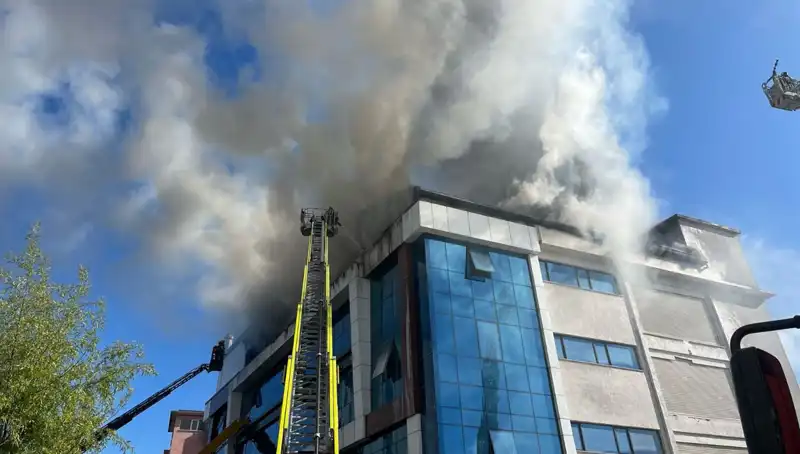 Esenyurt'ta Tekstil Atölyesindeki Yangın, 3 Kişiyi Yaraladı