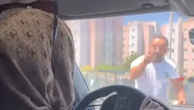 Trafikte Gerilim Tırmandı: Aracın Camını Yumruklayan Sürücü Şok Yarattı