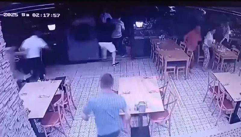 Deprem Anı Güvenlik Kamerasına Yansıdı: Korku Dolu Anlar