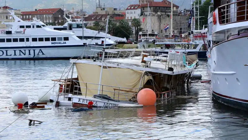 Hırvatistan'da Yağmur ve Fırtına: Feribotun Çarptığı Gemi Suyun Dibine Gömüldü