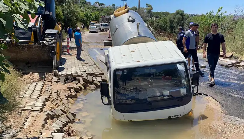 Bodrum'da Su Hattı Patladı: Tanker Çukuru Bularak Devrildi!