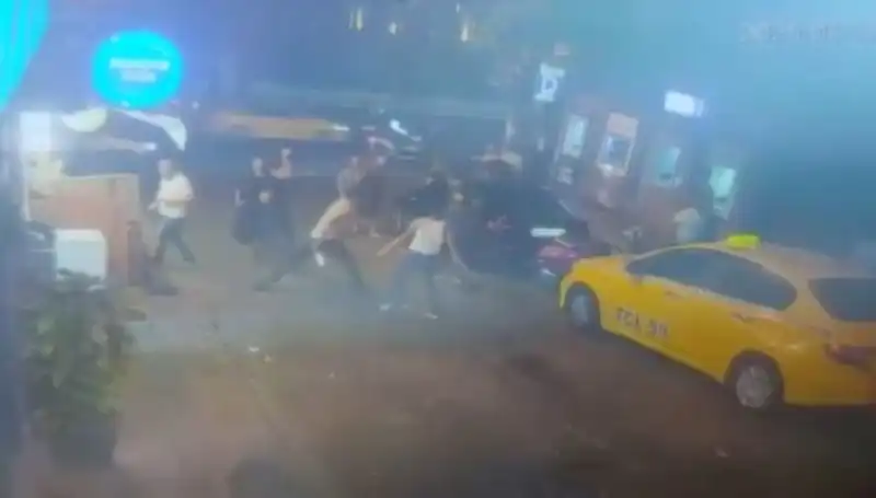 Beyoğlu'nda İki Gruplar Arasında Çıkan Kavgada Kan Aktı