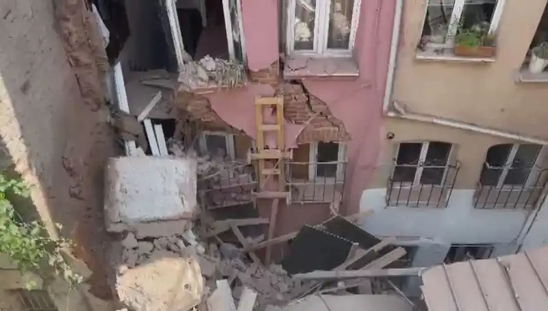 İstanbul’da Üç Katlı Bina Balkonunda Çökme: Olayın Ayrıntıları