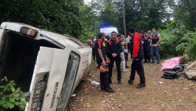 Rize'de Minibüs Kazası: Yamaçtan Yuvarlanan Araçta İki Can Giderken Üç Kişi Yaralandı