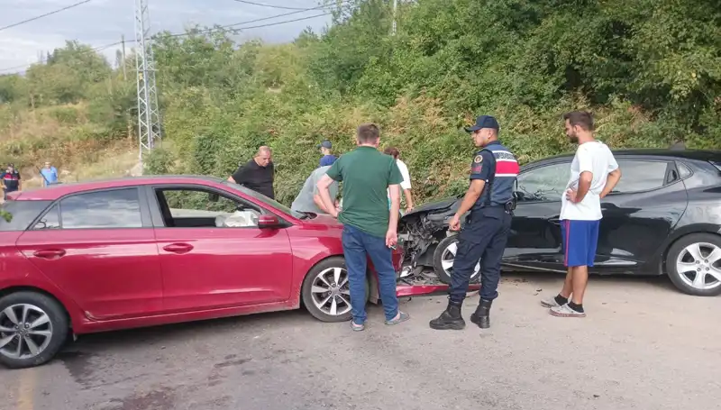 Karamürsel’de Otomobil Kazası: 4 Kişi Hastaneye Kaldırıldı