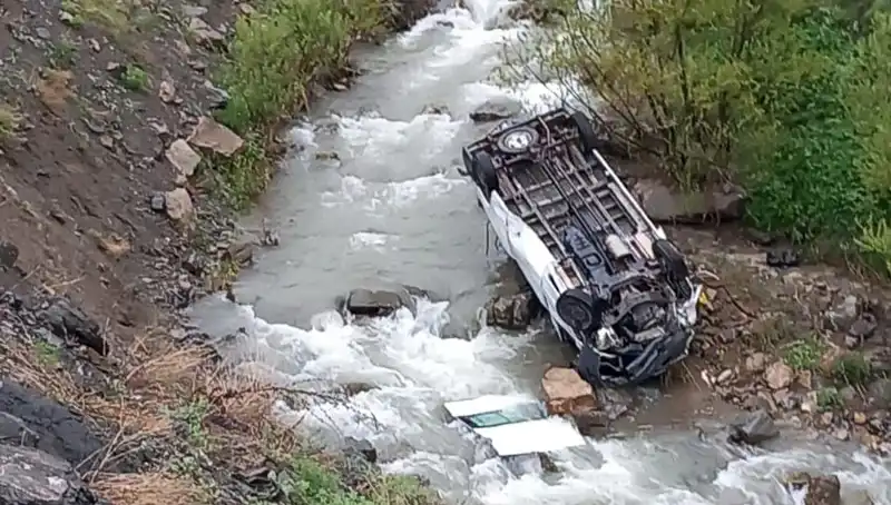 Hakkari'de Minibüs Devrildi: Derede Can Pazarı, İki Kişi Hayatını Kaybetti!