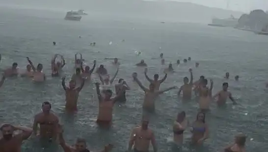 İstanbul'un Bebek Plajı'nda Yaz Yağmuru Keyfi: Kalabalık Denize Daldı!
