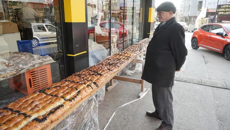 7 Metre Uzunluğundaki Pideyi 8 Kişi 2 Saatte Nasıl Yaptı?