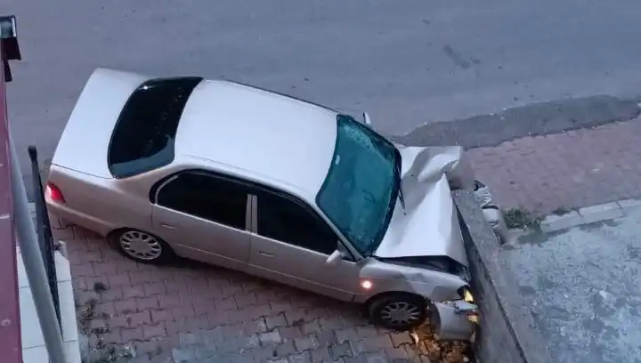 Kontrol Kaybı Sonucu Araç Duvara Çarptı: Olayın Ayrıntıları!
