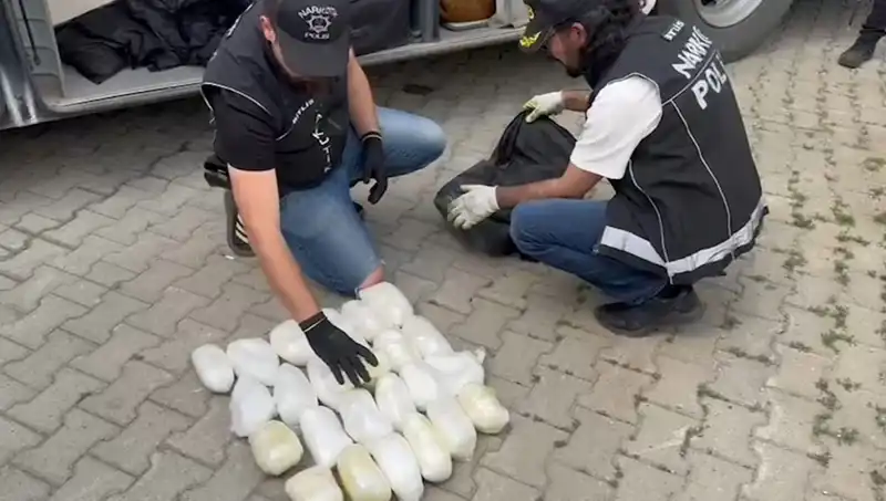 Yolcunun Valizinden 13 Kilo Metamfetamin Çıktı: Uyuşturucu Trafiği Mi?