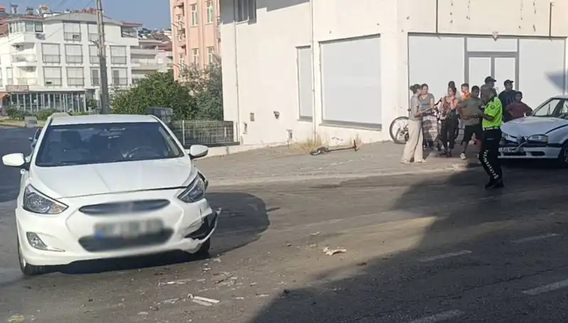 Antalya'da İki Otomobil Çarpıştı: Kaza Anı ve Sonrası