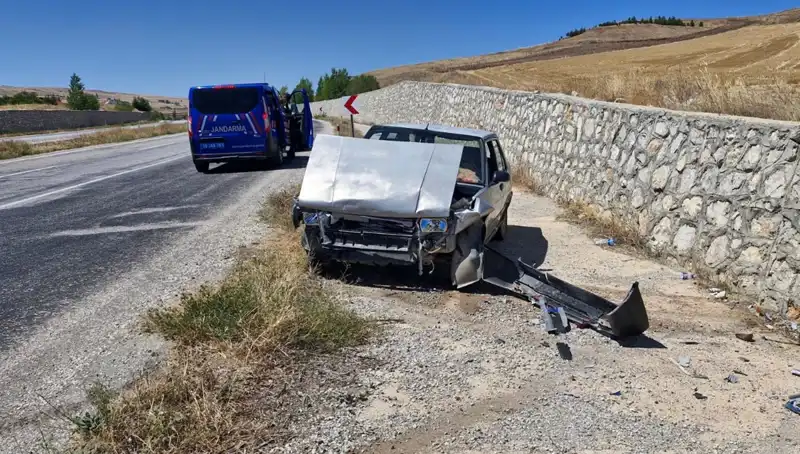 Kontrolden Çıkan Otomobilin Duvara Çarpması Sonucu İki Yaralı