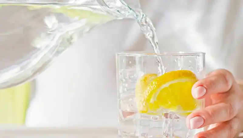Limonlu Su Tüketmenin Bilinmeyen 8 Etkisi: Doktor Açıklıyor!