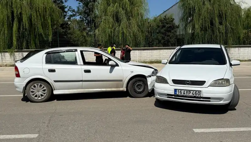 Otomobil Kazasında İki Araç Çarpıştı: Yaralılar Hastaneye Kaldırıldı