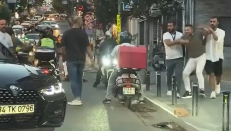 Nişantaşı'nda Yol Verme Kavgası: Kadına Sopa ile Saldırdı