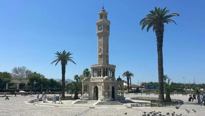 İzmir'de Sıcak Hava Dalgası: 42 Dereceye Ulaşan Termometreler Meydanları Boş Bıraktı