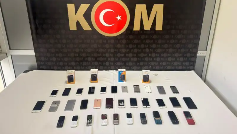 Gümrük Kaçağı 37 Cep Telefonu Ele Geçirildi: Kaçakçılıkla Mücadele Devam Ediyor