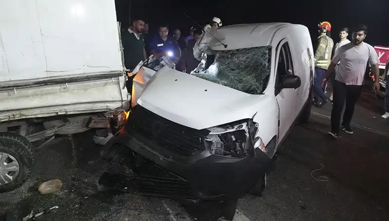 İstanbul'da Korkunç Kaza: Üç Kişi Yaralandı, İtfaiye Ekibi Olay Yerinde
